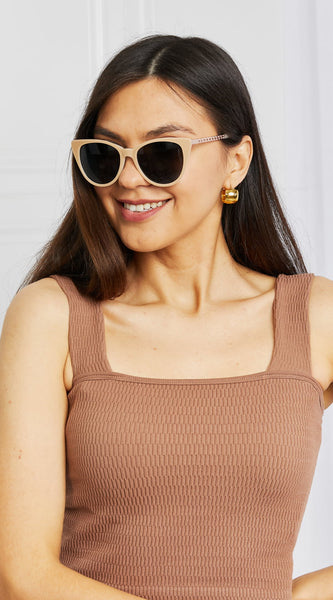 aa40d74a7abb40c0a9eb700e9b0d75f5-Max